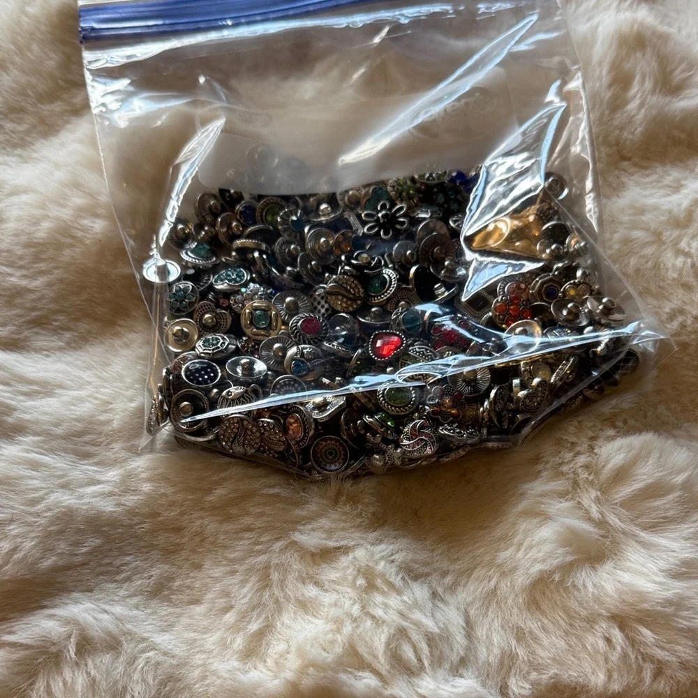 Lot of 18 mm Buttons for Snap Jewelry - Picture 3 of 4